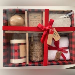 NIB NWT Mistletoe Farms Winter Candy Apple 6 Piece Spa Set